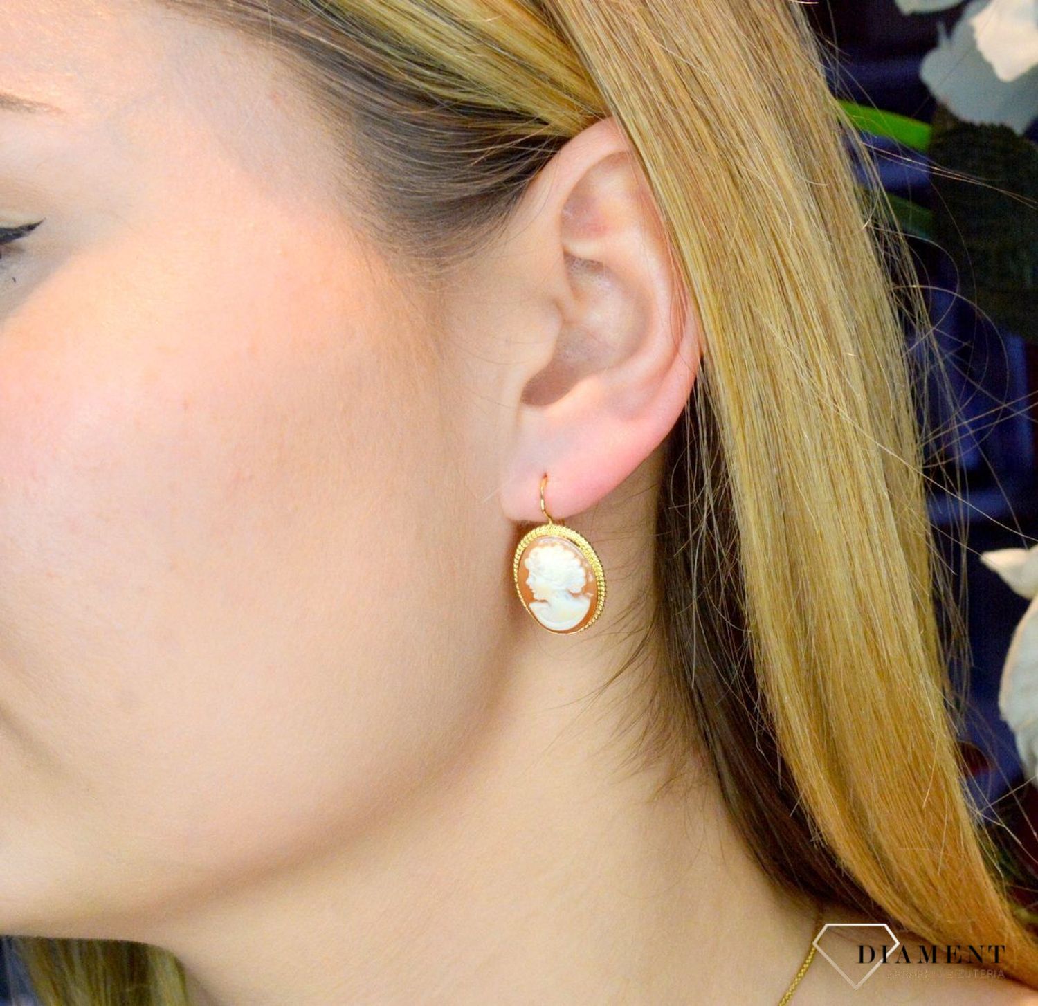 Złote kolczyki 585 Pani Walewska wiszące z koralem KL 7983.jpg